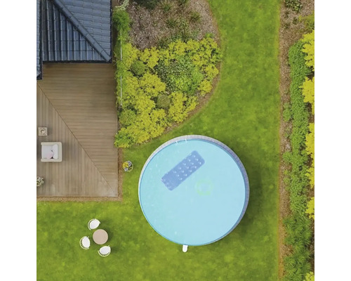 Draufsicht eines runden Aufstellpools im Garten mit Terrasse und Sitzgruppe