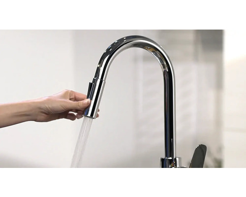 Küchenarmatur mit herausziehbarer Brause und laufendem Wasser