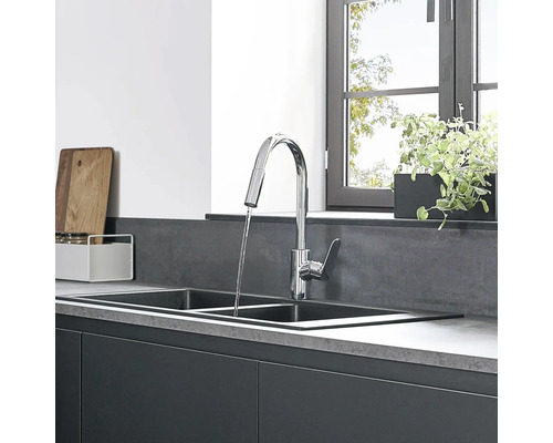 Küchenspüle mit Wasserhahn und Küchenutensilien