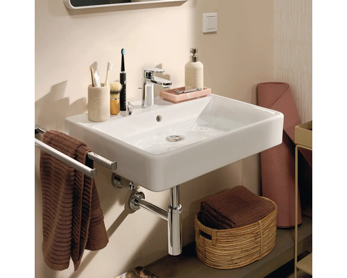 Photo d''une salle de bains avec un lavabo, un robinet, un porte-serviettes et des accessoires de salle de bains.