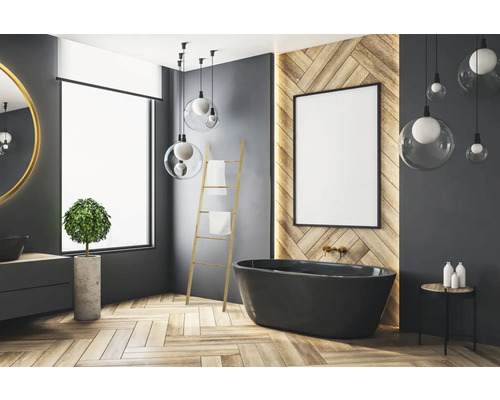 Helles Badezimmer mit Badewanne, Handtuchleiter, Spiegel, Pflanze und Pendelleuchten.