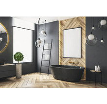 Modernes Badezimmer mit Badewanne, Leiterregal und runden Hängelampen