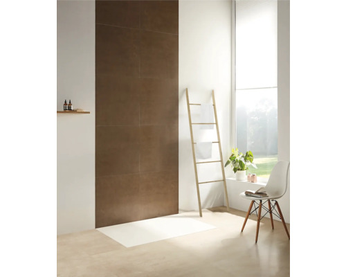 Modernes Badezimmer mit braunen Wandfliesen und hellem Holzdekor