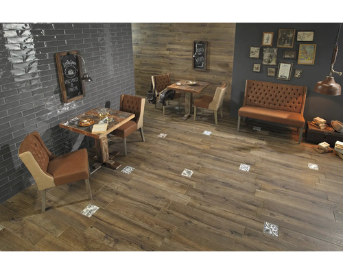 Intérieur avec carrelage de sol imitation bois et coin salon