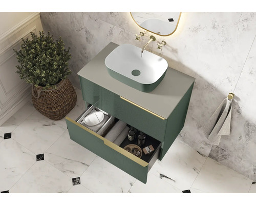 Badezimmer mit Waschtischunterschrank, Aufsatzwaschbecken, Spiegel und geöffneter Schublade