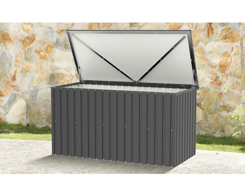 Geöffnete Gerätebox zur Gartenaufbewahrung