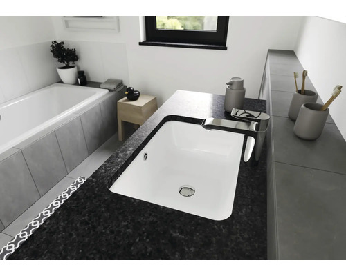 Badezimmer mit Waschtisch, Armatur, Badewanne und Accessoires