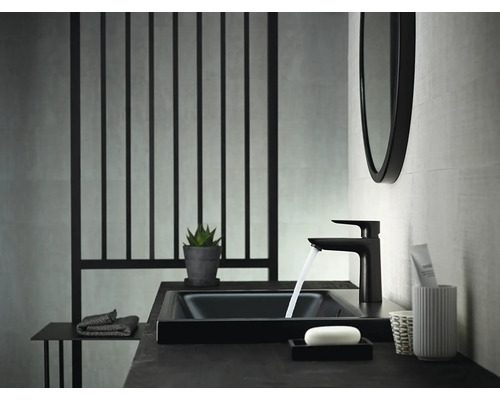 Modernes Badezimmer mit schwarzem Waschtisch, Armatur, Spiegel und Accessoires