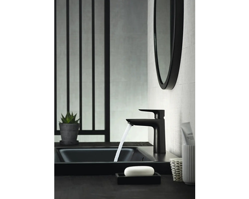 Badezimmer Waschbecken mit Armatur und Spiegel