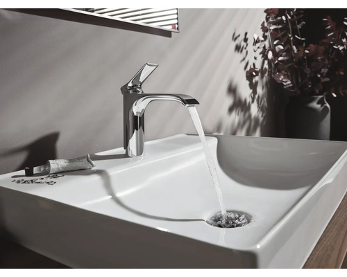 Modernes Badezimmerwaschbecken mit Armatur und fließendem Wasser