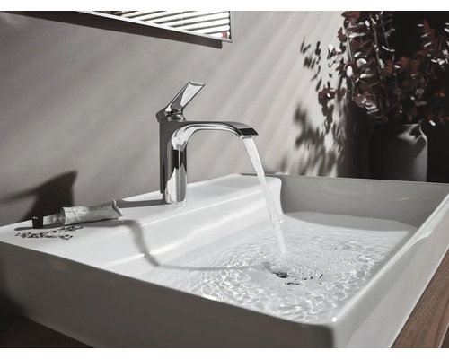 Modernes Badezimmer mit Aufsatzwaschbecken, Armatur und fließendem Wasser