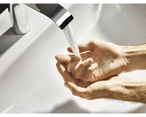 Hände unter einem Wasserhahn im Waschbecken