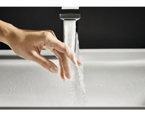 Eine Hand unter einem Wasserhahn, aus dem Wasser fließt