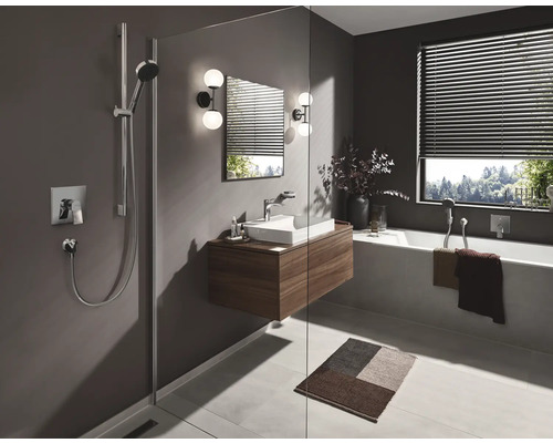 Helles Badezimmer mit Dusche, Waschbecken und Badewanne