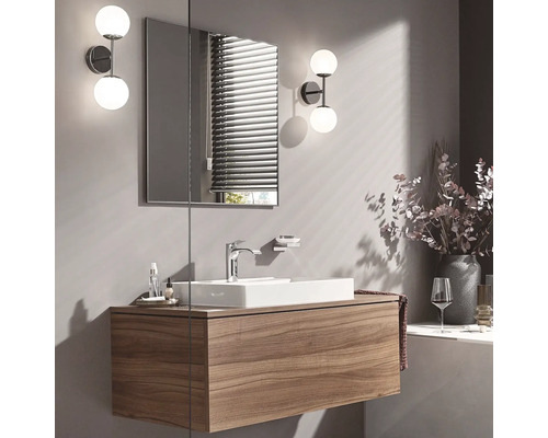 Modernes Badezimmer mit Waschtischunterschrank, Spiegel, Leuchten und Armatur