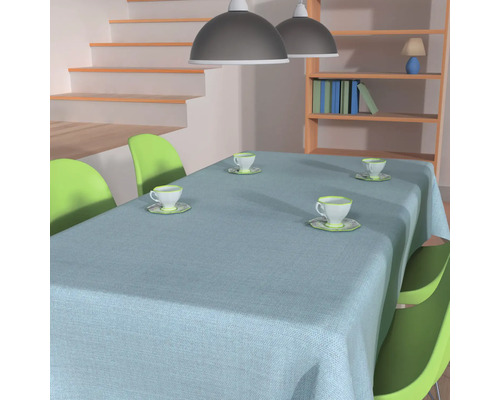 Table à manger avec nappe, chaises et tasses à thé dans une pièce lumineuse