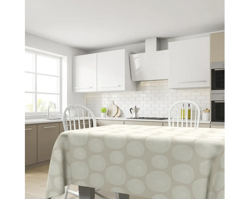 Scène de cuisine avec une nappe à motifs circulaires sur la table