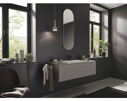 Modernes Badezimmer mit Waschtischunterschrank, Spiegel, Pendelleuchte und Dekoration.