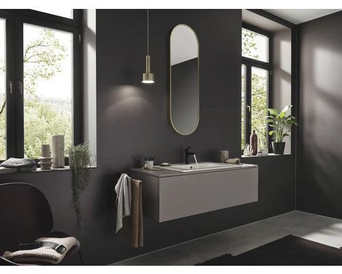 Modernes Badezimmer mit Waschtisch, Spiegel und Dekoration