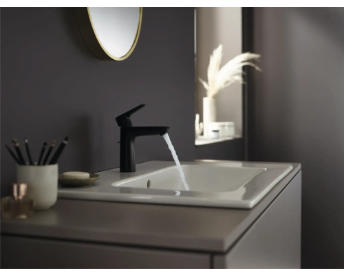 Badezimmer Waschbecken mit schwarzem Wasserhahn und fließendem Wasser