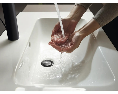 Hände werden in einem Waschbecken mit Wasser gewaschen