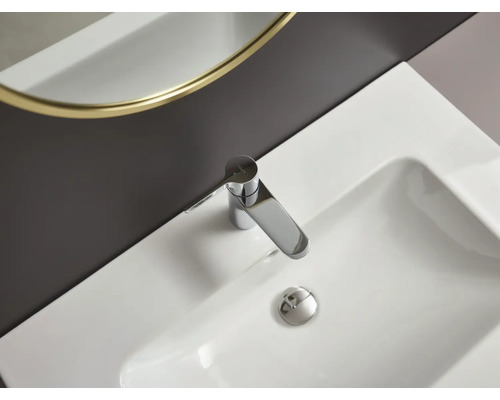 Aufnahme eines weißen Waschbeckens mit einem Chrom-Wasserhahn.