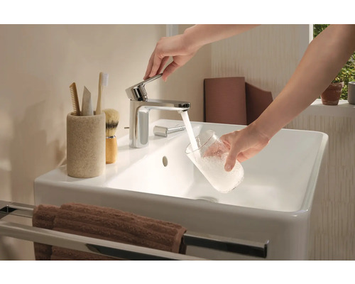 Lavabo avec robinet et accessoires dans la salle de bain