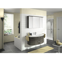 Helles Badezimmer mit Waschtisch, Spiegelschrank, Badewanne und Dusche