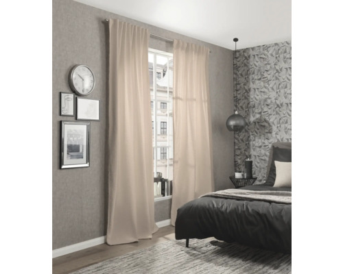 Modernes Schlafzimmer mit Bett und beigen Gardinen vor dem Fenster