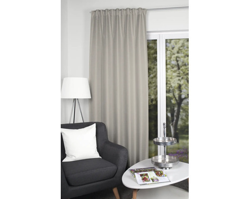 Rideau décoratif à côté d''un fauteuil et d''une table dans un salon