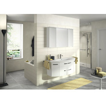 Badezimmer mit Waschbecken, Spiegelschrank, Badewanne und Dusche.