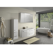 Helles Badezimmer mit Badewanne, Waschbeckenunterschrank, Spiegelschrank und Hochschrank