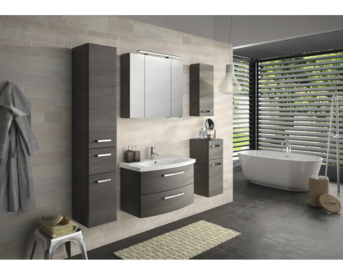 Salle de bain lumineuse avec meuble sous-lavabo, armoire de toilette, armoire haute et baignoire
