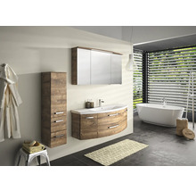 Salle de bains lumineuse avec lavabo, armoire de toilette, armoire haute et baignoire.