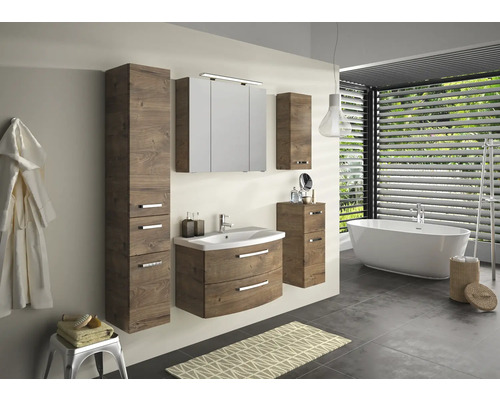Salle de bain avec lavabo, armoire de toilette, armoire haute et baignoire dans une pièce lumineuse
