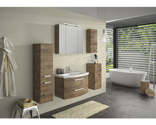 Salle de bains avec meuble-lavabo, armoire de toilette, armoire haute et baignoire