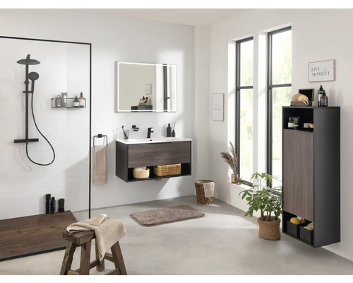 Helles Badezimmer mit Dusche, Waschtisch, Spiegel, Waschbecken, Handtuchhalter und Holzschemel