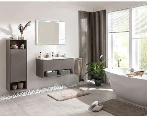 Salle de bains lumineuse avec lavabo, miroir, baignoire et meubles de salle de bains dans les tons gris