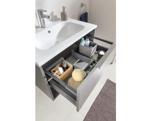 Salle de bains avec meuble sous-vasque ouvert avec tiroirs pour ranger les accessoires de salle de bains