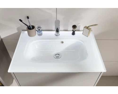 Meuble-lavabo avec robinet et accessoires de salle de bain