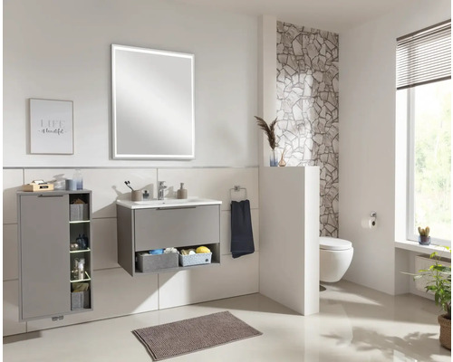 Salle de bains moderne avec meuble-lavabo, armoire de toilette et WC