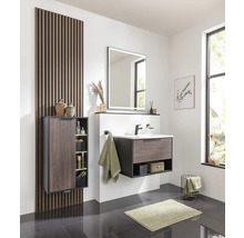 Salle de bain moderne avec meuble-lavabo, armoire de toilette, serviette et décoration