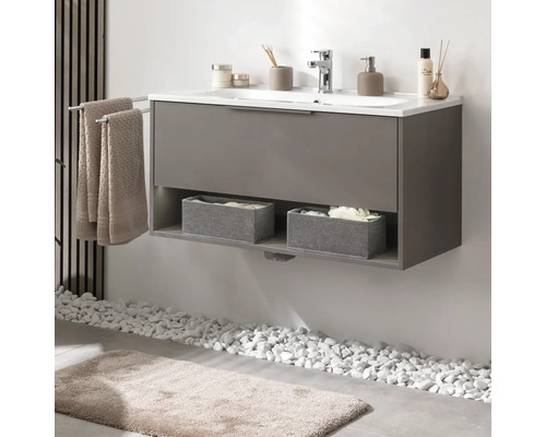 Salle de bains moderne avec meuble sous-vasque gris, porte-serviettes et étagère de rangement