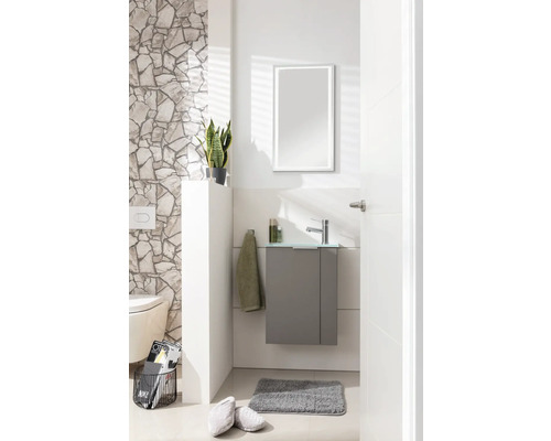 Badezimmer mit Waschbeckenunterschrank, Spiegel und Dekoration