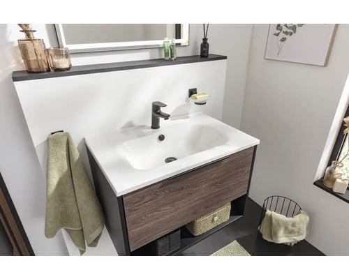 Salle de bains moderne avec meuble sous-lavabo et lavabo intégré.