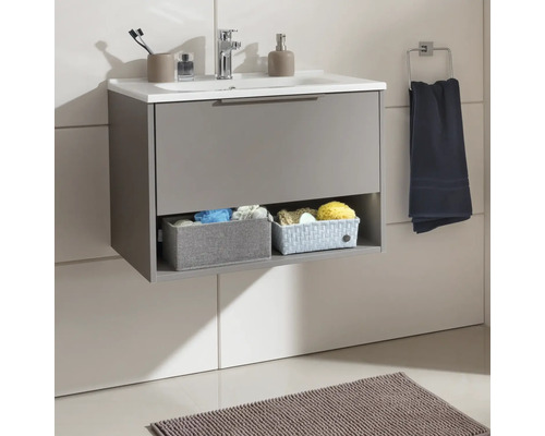 Salle de bains avec meuble sous-lavabo, serviette et tapis de bain