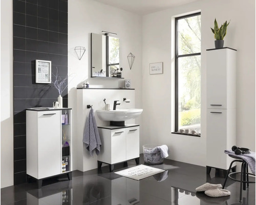 Salle de bains avec lavabo, armoire de toilette, armoire haute, meuble bas et carreaux noirs