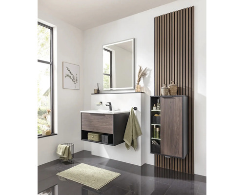Modernes Badezimmer mit Waschtisch, Spiegel, Hochschrank und Wandpaneelen