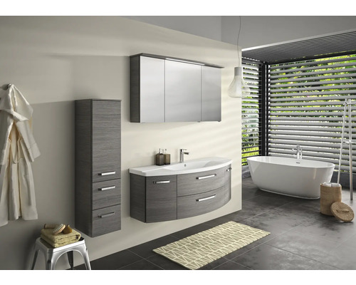 Modernes Badezimmer mit Waschtisch, Spiegelschrank, Hochschrank und freistehender Badewanne.