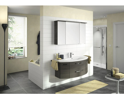 Salle de bains lumineuse avec meuble sous-lavabo, armoire de toilette et baignoire